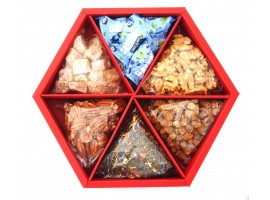 5| Šešiakampė dovana - riešutų, vaisių, arbatos ir saldainių rinkinys (315 x 275 x 60 mm), 695 g